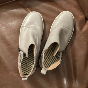 Taos gray leather zip-up sneakers. Size 8.5.